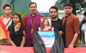 ¡“NO DEBE COSTAR LA VIDA VIVIR EN IDENTIDAD TRANS”!