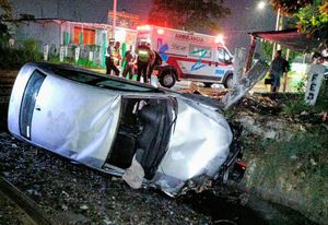 ¡TERMINA EN UNA ZANJA DESPUÉS DE IMPACTARSE CONTRA EL TREN!