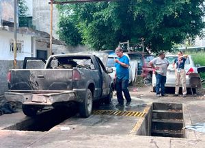 ¡SE CHAMUSCÓ CAMIONETA EN TALLER DE MOFLES!