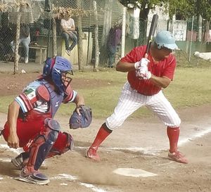 ¡LOS LÍDERES DE LA PELOTA DE VETERANOS 58 Y MÁS SIGUEN SUMANDO PUNTOS!