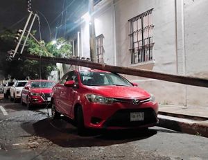 ¡LE CAE UN POSTE DE CFE AL AUTO!