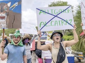 ¡DENUNCIAN QUE HAY 750 MIGRANTES EN JAULAS EN "ALLIGATOR ALCATRAZ"! - LEGISLADORES