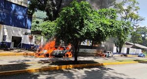 ¡QUEMAN PATRULLAS DE TRANSITO! - UNOS 200 POBLADORES DE TEZONAPA CASI LINCHAN A DOS OFICIALES
