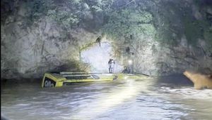 ¡TRAGEDIA EN GUERRERO! - AUTOBÚS CAE AL RÍO