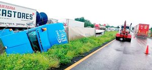 ¡RAPIÑEROS ROBARON 40 TONELADAS DE CERVEZA DE TRÁILER VOLCADO!