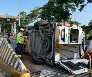 ¡TRES HERIDOS AL VOLCAR AMBULANCIA DEL IMSS! - EN CASETA DE CUITLÁHUAC