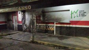 ¡SALIERON POR LA PUERTA DE EMERGENCIA! - LES LANZAN BOMBAS MOLOTOVS