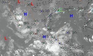 ONDAS TROPICALES 9 Y 10 SEGUIRÁN PROVOCANDO LLUVIAS FUERTES EL MARTES!