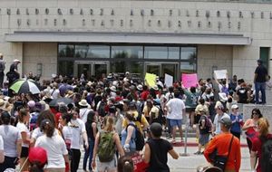 ¡DESPIDEN EN LOS ESTADOS UNIDOS A 17 JUECES MIGRATORIOS!