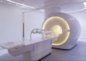 ¡HOMBRE MUERE AL SER SUCCIONADO POR MÁQUINA DE RESONANCIA MAGNÉTICA; LLEVABA UNA CADENA EN SU CUELLO!