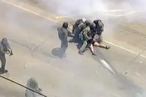 ¡GASES Y PIEDRAS: CRECE LA VIOLENCIA EN LAS REDADAS DE ICE EN CALIFORNIA!