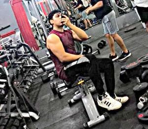 ¡IDENTIFICAN AL EJECUTADO AFUERA DEL GIMNASIO!