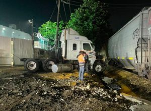 ¡TRÁILER IMPACTADO POR EL FERROCARRIL! - SALE HERIDO EL CONDUCTOR