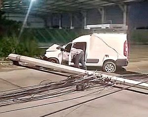 ¡DERRIBA 2 POSTES Y DEJA SIN LUZ SIN INTERNET A TODA LA COLONIA!