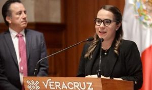 ¡SE AMPARÓ EX SECRETARIA DE SALUD!