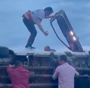 ¡RESCATA CUI A TRIPULANTES DE CAMIONETA VOLTEADA! - COMO “IRON MAN”