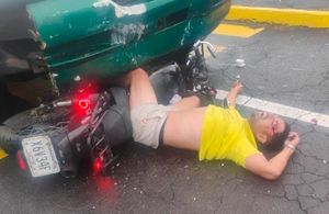 ¡‘JINETE DE ACERO’ ACABA ATORADO ABAJO DE AUTOBÚS URBANO!