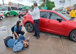 ¡MUJER MOTOCICLISTA SE IMPACTÓ CONTRA AUTO JAPONÉS!
