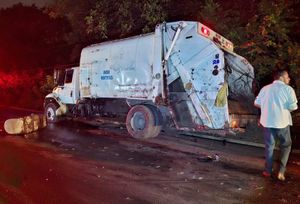 ¡POR ESQUIVAR TLACUACHE SE IMPACTÓ CONTRA CAMIÓN RECOLECTOR DE BASURA!