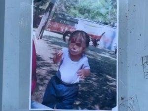 ¡HOMBRE ASESINA A SU HIJA DE 2 AÑOS CON UN MACHETE; LA ENTERRÓ DEBAJO DE UN SILLÓN!