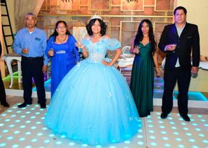 UNA LINDA QUINCEAÑERA