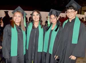 JÓVENES CULMINAN EL BACHILLERATO