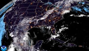 ¡DEL OTRO LADO, "FLOSSIE" SE HACE HURACÁN Y MANDA MÁS NUBES! - *OTRO DISTURBIO EN EL NORESTE DEL GOLFO