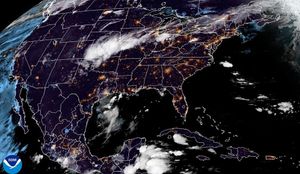 ¡LA BAJA PRESIÓN SIGUE PEGADA AL SUR DE ESTADOS UNIDOS! - *ABOCHORNADOS DE DÍA, CON LLUVIAS EN LA NOCHE