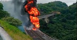EXPLOTA PIPA CARGADA DE DIESEL EN PUENTE CHILTOYAC!