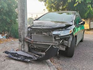 ¡SE IMPACTA CONTRA POSTE DE CFE Y ABANDONAN CAMIONETÓN!