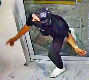 ¡BUSCAN A ‘CRISTALERO’ POR ATRACAR COMERCIOS!