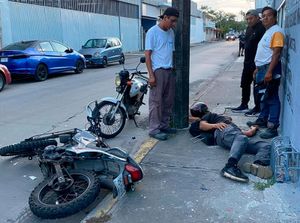 ¡EVITA CAER EN BACHE Y LE DIÓ UN ARRIMÓN A MOTOCICLISTA!