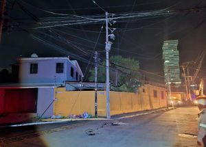 ¡CAMIONETA LE PEGA A POSTE DE CFE Y PROVOCA CONATO DE INCENDIO!