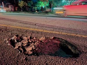 ¡MUJER EN MOTO CAYÓ EN UN ‘CRÁTER’!