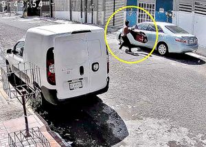 ¡SE LE METE EL “DEMOÑO” Y DESTROZA AUTO!