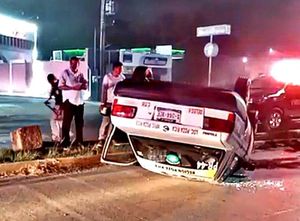 ¡CHOCA CON BASE DE CONCRETO Y TAXI TERMINA LLANTAS ARRIBA!