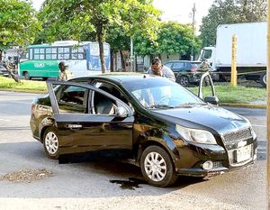 ¡CAZAN A LADRONES DE AUTOS! - UNO DE LOS DELINCUENTES MURIÓ EN LA BALACERA Y OTRO MAS FUE DETENIDO