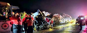 ¡“PIPAZO” MORTAL! - OPERADOR DE TRACTOCAMION PIERDE LA VIDA EN DRAMATICA VOLCADURA