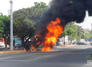 ¡SE QUEMÓ CAMIONETA DEL AYUNTAMIENTO DE VERACRUZ!