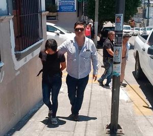 ¡CAPTURAN A PEDERASTA EN PASO DEL MACHO! - SU PAREJA ODALYS “N” TAMBIÉN FUE DETENIDA POR AGREDIR CON UN CASCO A LOS POLICÍAS