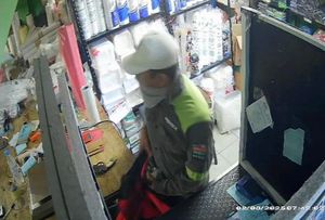 ¡PAREJA DE ‘RATOTAS’ ATRACAN NEGOCIO DE PLÁSTICOS Y BOLSAS DESECHABLES!