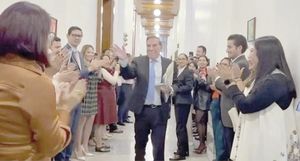 ¡RINDEN TRIBUTO CON APLAUSOS Y PORRAS A MINISTROS SALIENTES DE LA SUPREMA CORTE!