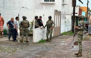 ¡RESCATAN A DOS MUJERES Y 8 MASCOTAS DE CASA EN LLAMAS!