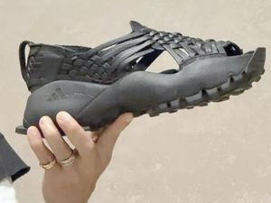¡ACUSAN DE PLAGIO A ADIDAS Y DISEÑADOR POR SUS HUARACHES “OAXACA SLIP ON”!