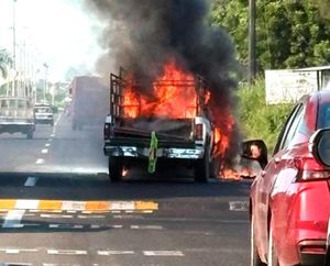 ¡ARDE CAMIONETA EN LA CARRETERA BOCA DEL RÍO-PASO DEL TORO!