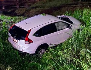 ¡LE PEGA LOCOMOTORA Y AUTO SALE VOLANDO!