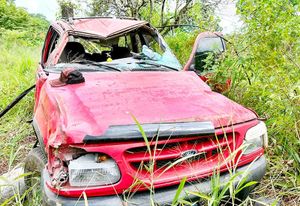 ¡CAMIONETA SALE VOLANDO DE LA CARRETERA Y QUEDÓ DESTROZADA!