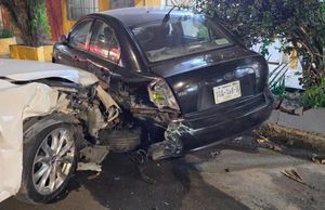 ¡CONDUCTOR BORRACHIN SE ESTRELLÓ CONTRA AUTO ESTACIONADO Y JARDINERA!