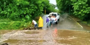 ¡LES LLUEVE FEO!
