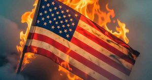 ¡TRUMP ORDENA CASTIGAR LA QUEMA DE BANDERAS DE EU!